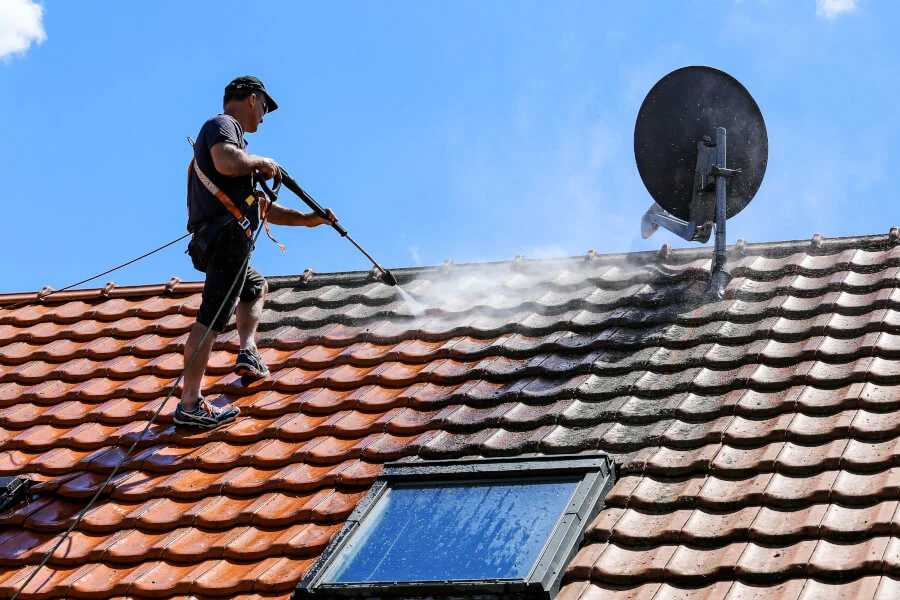 Démoussage de toiture nettoyeur haute pression